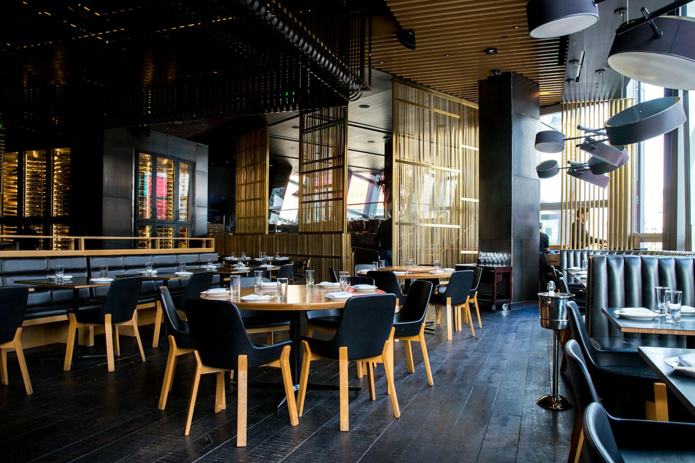 Salle de restaurant, tables dressées et éclairage chaleureux
